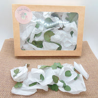Eternelle - Pétales de Roses blanches feuille d'Eucalyptus